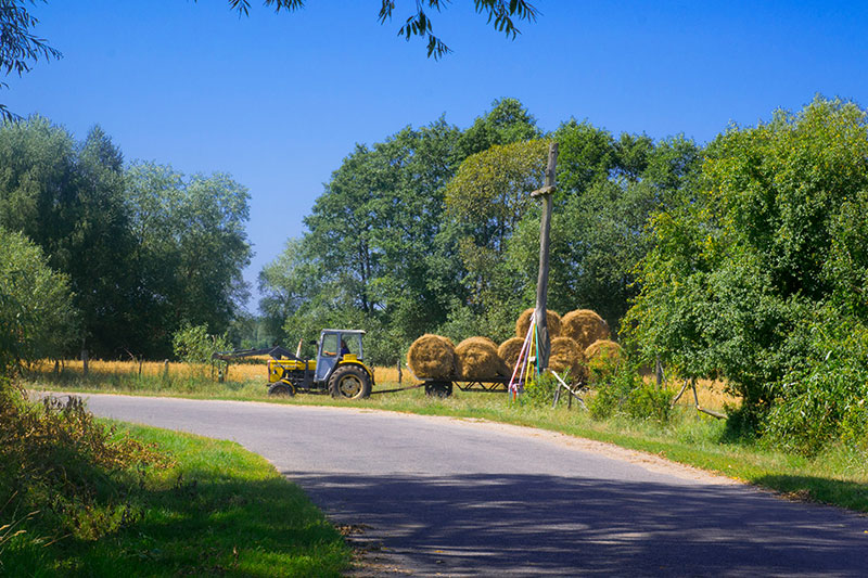 traktor przewozi słomę