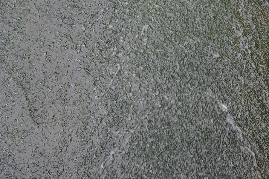 stumień wody na betonie