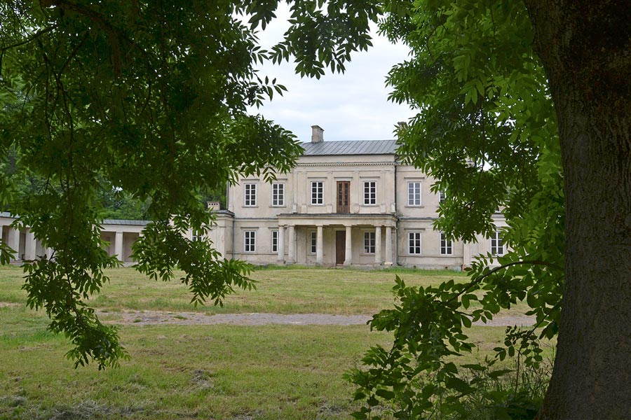 Dołhobyczów widok na dziedziniec pałacu