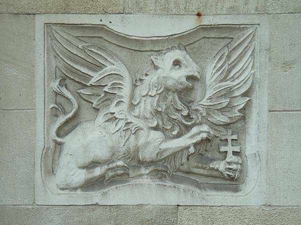 Płaskorzeźba z gryfem