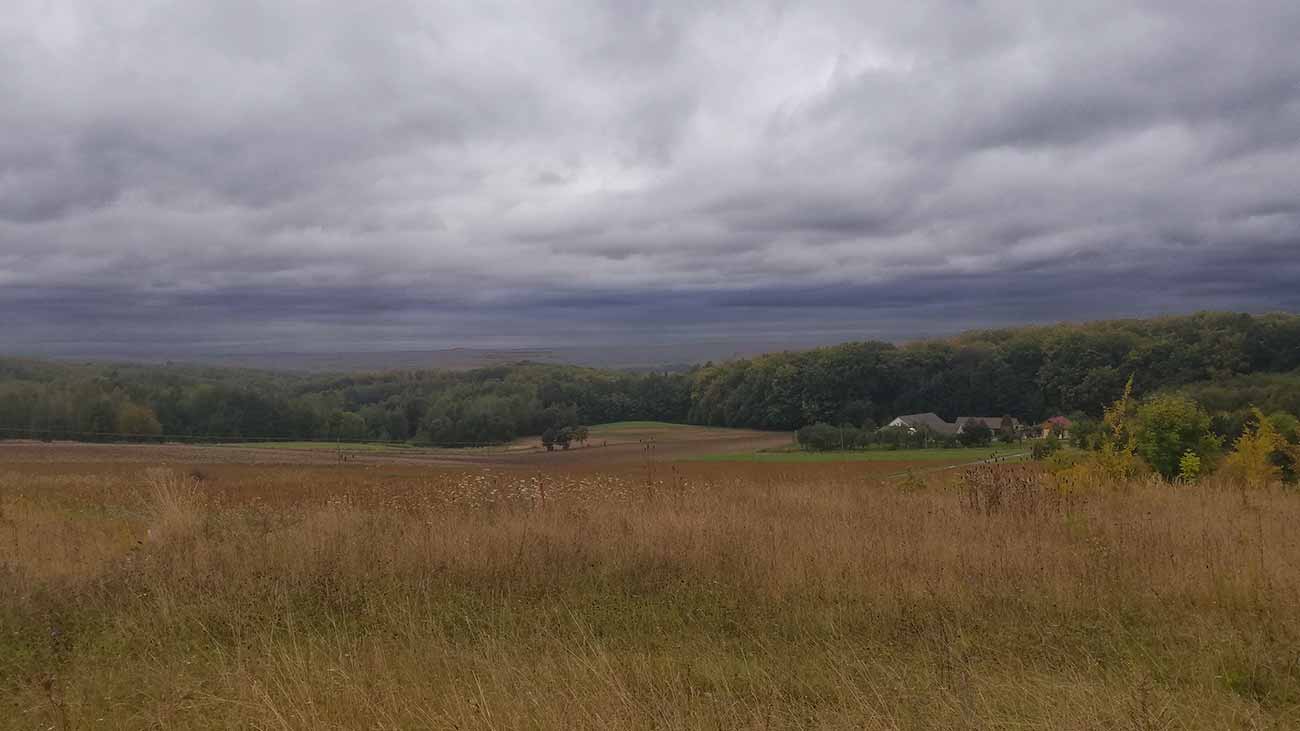 wzgórza i niebo pełne chmur.