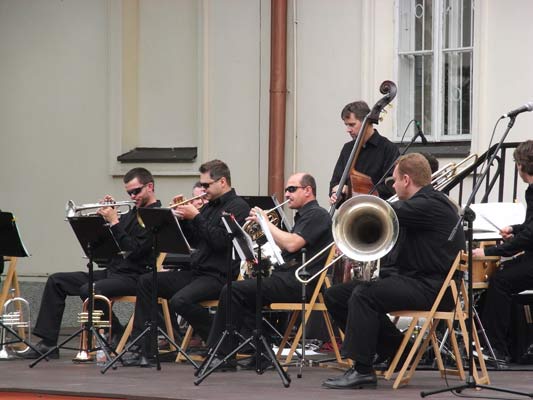 koncert orkiestry jazzowej w Łazienkach w Warszawie