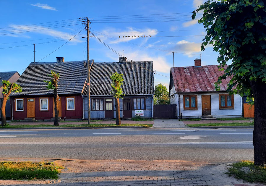 Myszyniec małe domki w miejskiej zabudowie