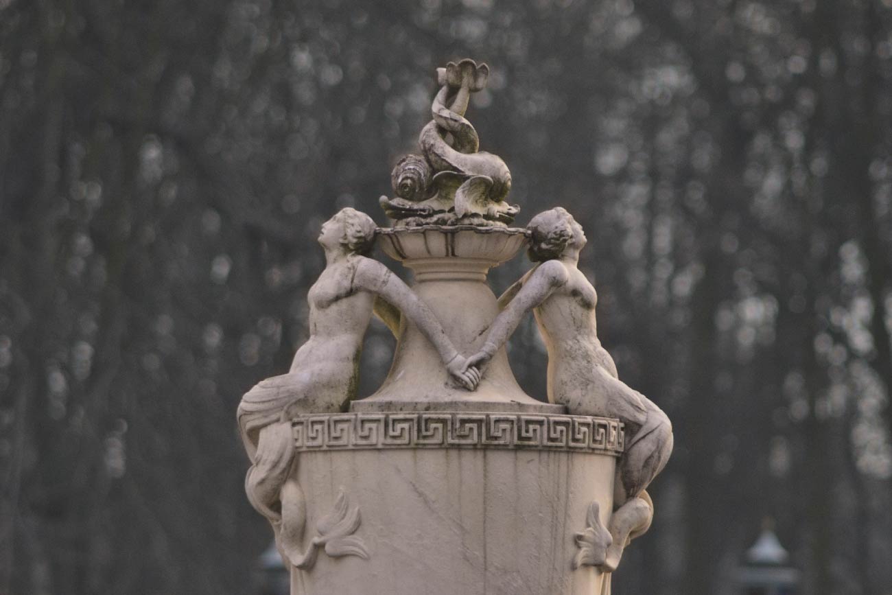 kamienna waza w parku Łazienki w Warszawie