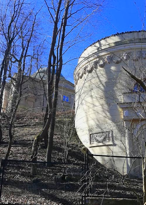 stojący na Wiślanej Skarpie pałac Królikarnia w Warszawie