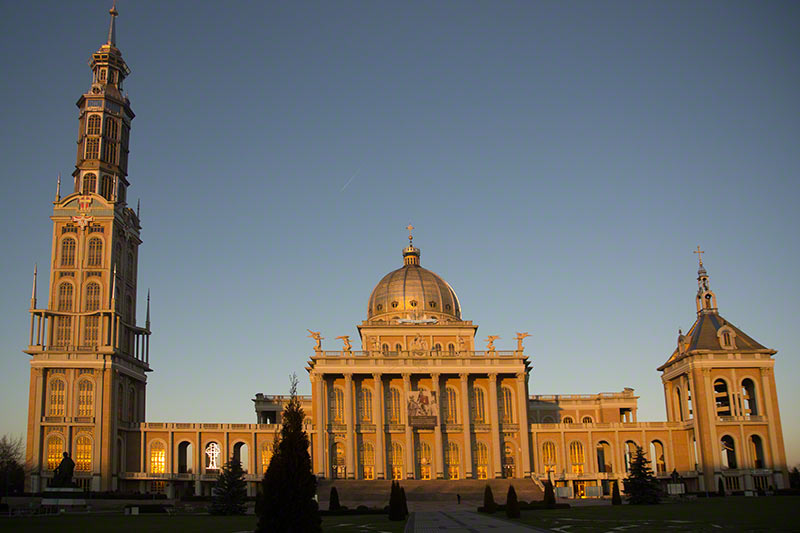 Licheń Stary widok świątyni od frontu