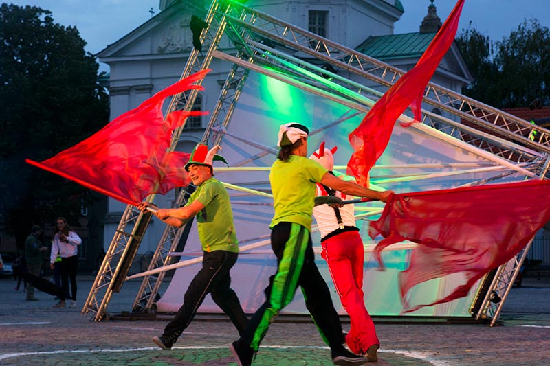 przedstawienie teatru ulicznego - sztuka Ulicy - Warszawa