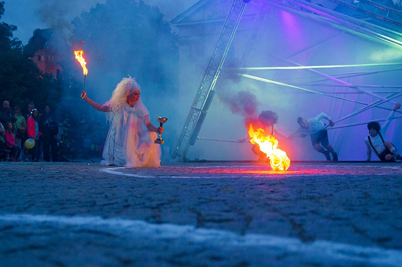 przedstawienie teatru ulicznego -sztuka Ulicy - Warszawa