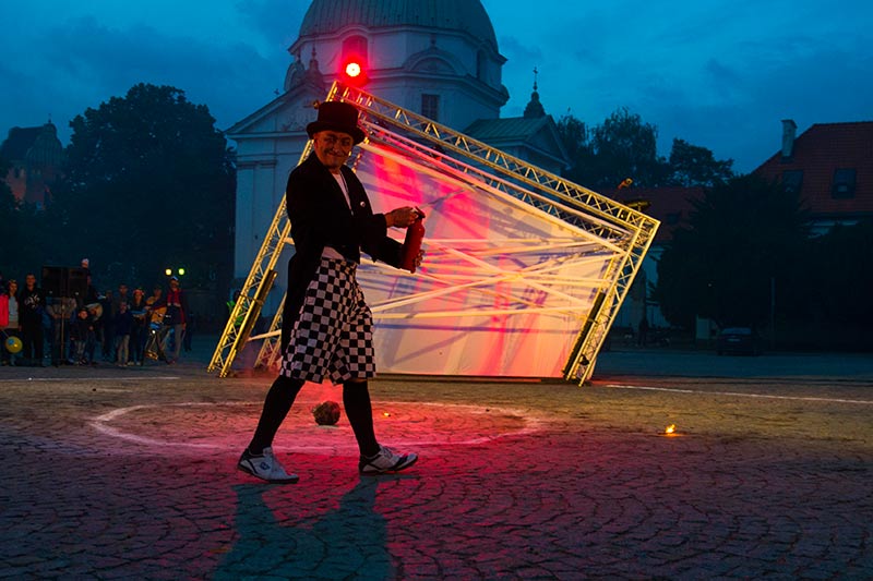 przedstawienie teatru ulicznego -sztuka Ulicy - Warszawa