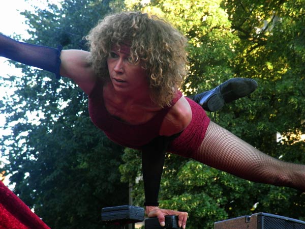 2 ręce 3 stopy (2 mains 3 pieds)