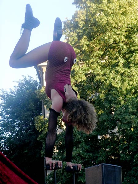 2 ręce 3 stopy (2 mains 3 pieds)