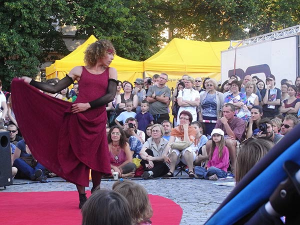 2 ręce 3 stopy (2 mains 3 pieds) 