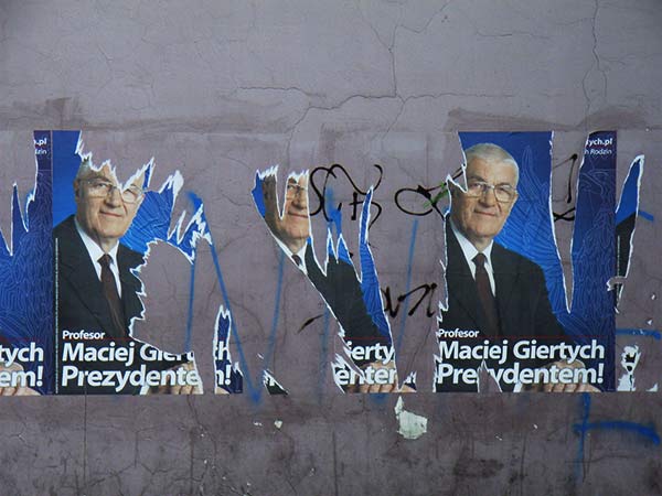 zdrapane plakaty wyborcze Macieja Giertycha