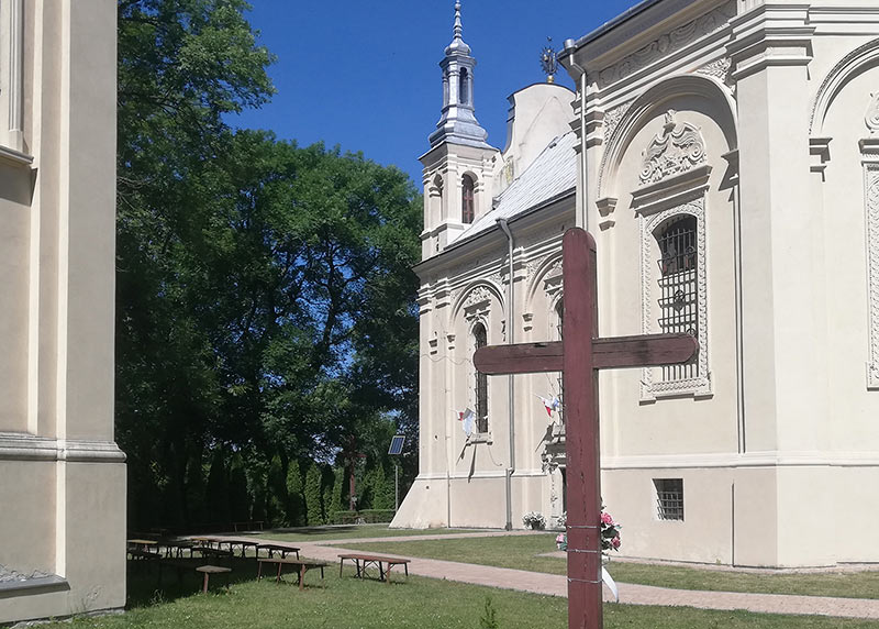 Widok z zewnątrz kościoła w Uchaniach