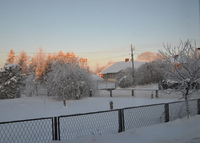 wieś zimą w promieniach słońca