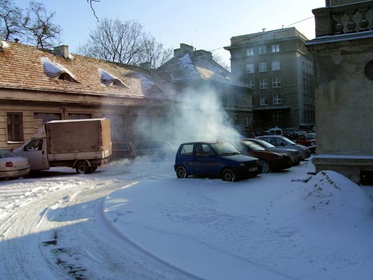 kierowcy grzeją silniki az leci dym