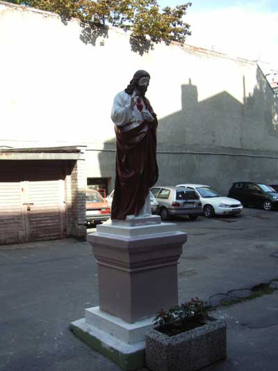 podwórko warszawskie z figurą Chrystusa class=