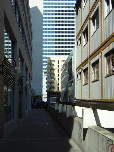 ścisnięte bloki w śródmieściu Warszawy