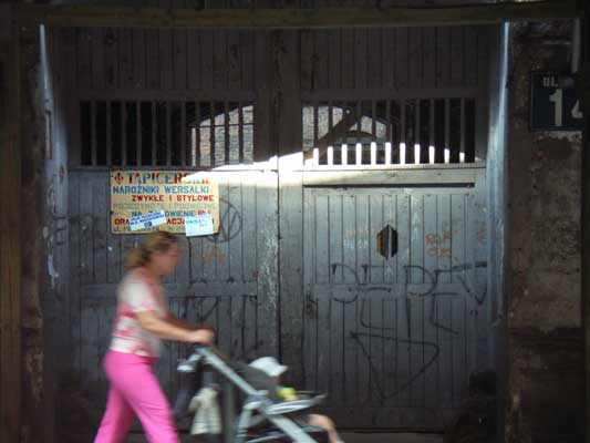 brama domu w trakcie rozbórki