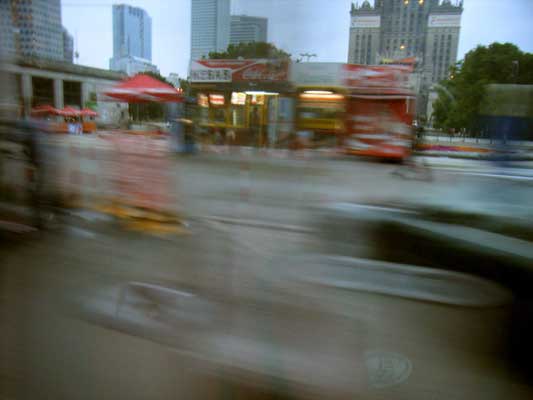 zdjęcie zrobione w ruchu, poruszone przedstawiające ulicę Marszałkowską w Warszawie