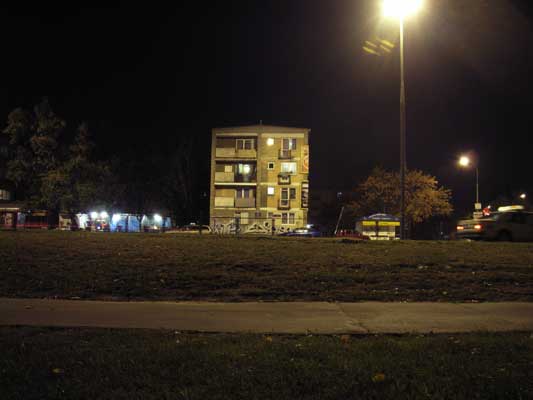 Dom przy ulicy Sobieskiego w Warszawie widziany nocą