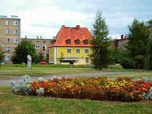 żółty dom i skwerek
