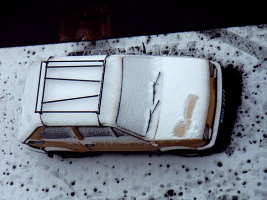 Blogs Samochód Maluch Fiat 126p widziany z góry i przysypany śniegiem