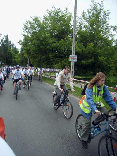 Jedzie masa rowerowa dla autystycznych dzieci