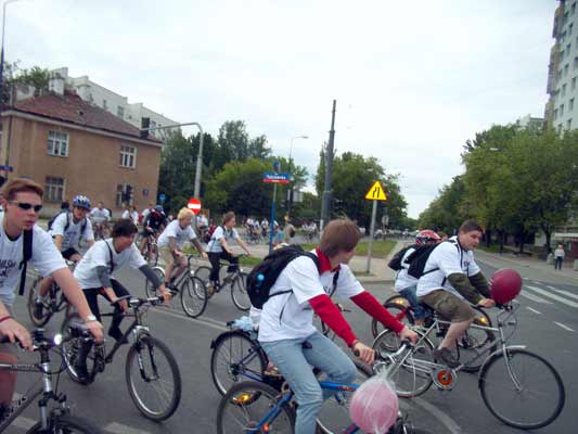 rowerzyści na ulicy Wołowska