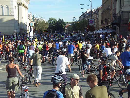 Start jak okiem sięgnąć rowerzyści