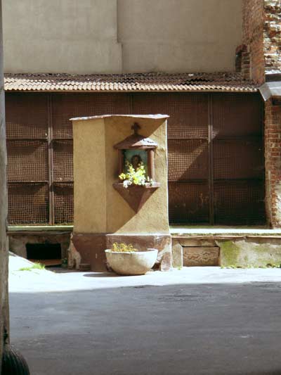 kapliczka podwórkowa