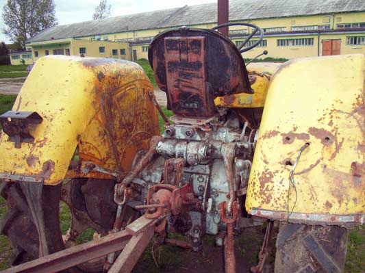stary zardzewiały traktor widziany od tyłu
