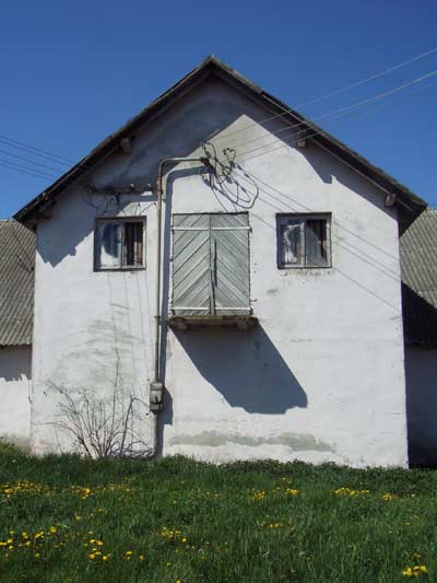 Domy przypominają twarz człowieka