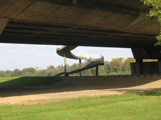 most Łazienkowski i spiralne schody dla pieszych