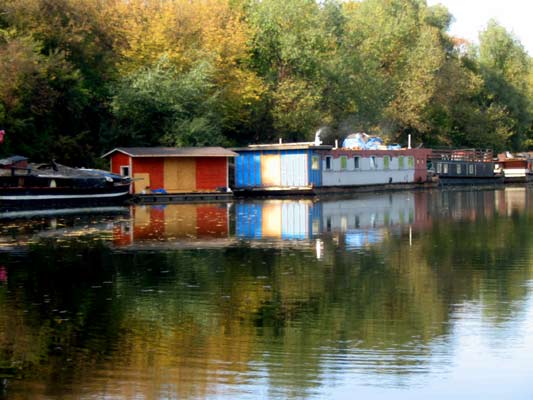 Port Czerniakowski i zacumowane barki mieszkalne