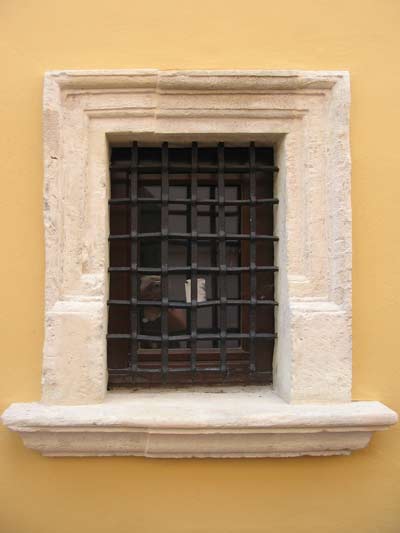 Zamość okno z kratą