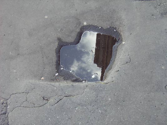 odbicie nieba w kałuży