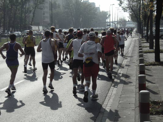 Biegacze na ulicy Czerniakowskiej w Warszawie